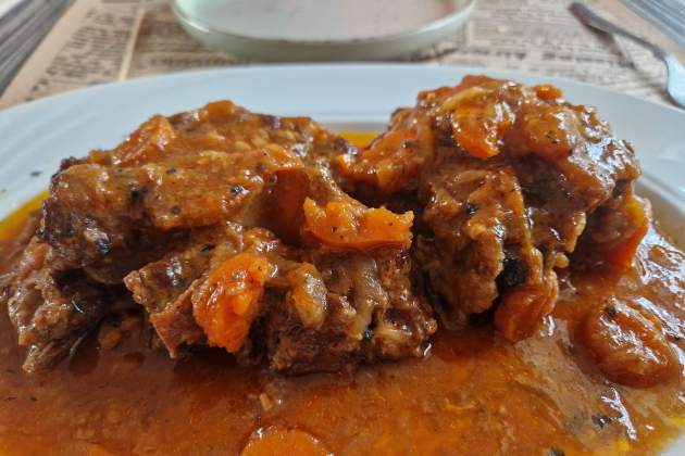 Cua de bou guisada del restaurant El Poli. / Foto: Esmorzarsdeforquilla.cat Cua de bou guisada del restaurant El Poli. / Foto: Esmorzarsdeforquilla.cat