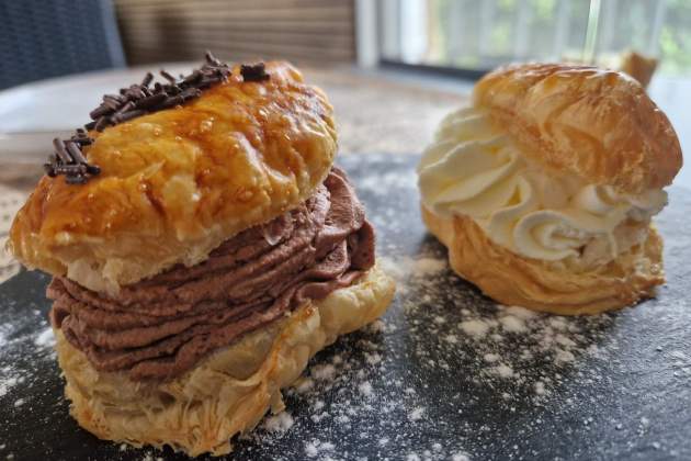 Milfulls de trufa i de nata del restaurant El Poli. / Foto: Esmorzarsdeforquilla.cat Milfulls de trufa i de nata del restaurant El Poli. / Foto: Esmorzarsdeforquilla.cat