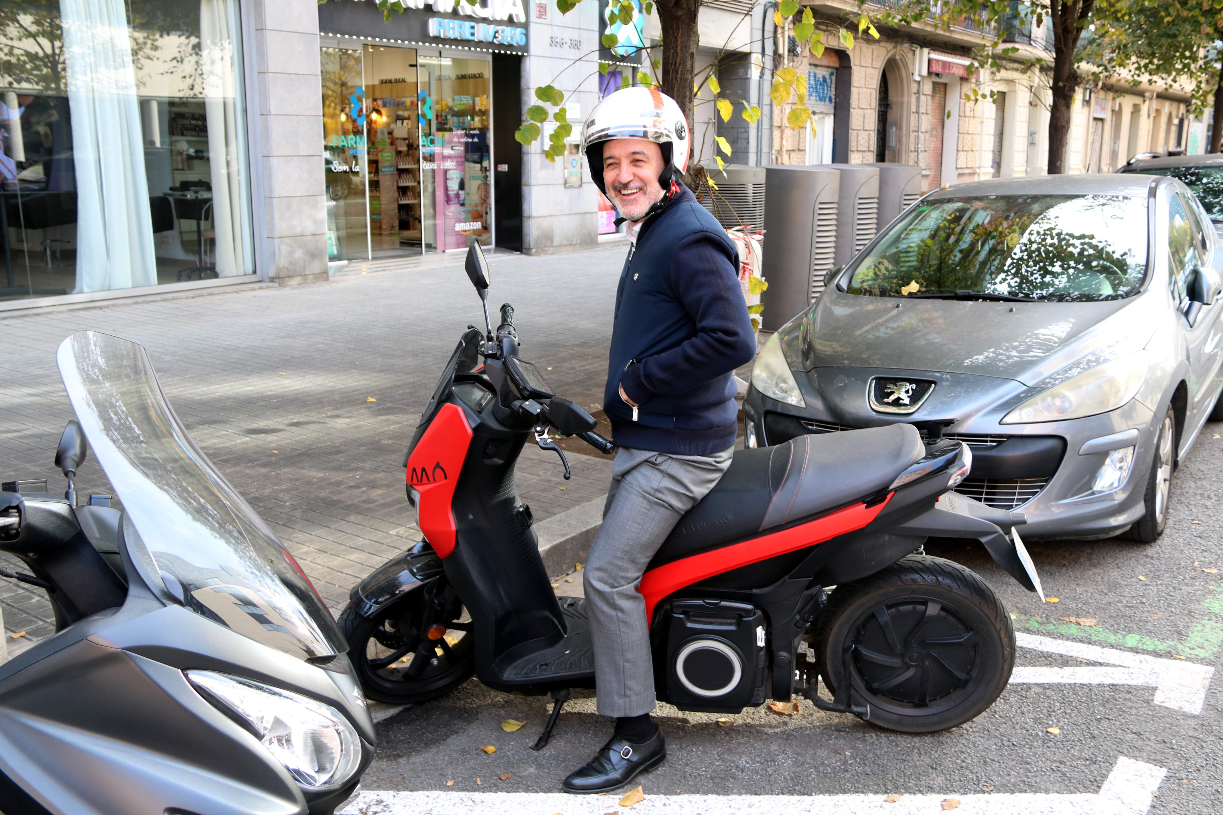 Collboni anuncia una ajuda de 600 euros per canviar ciclomotors de combustió a elèctrics