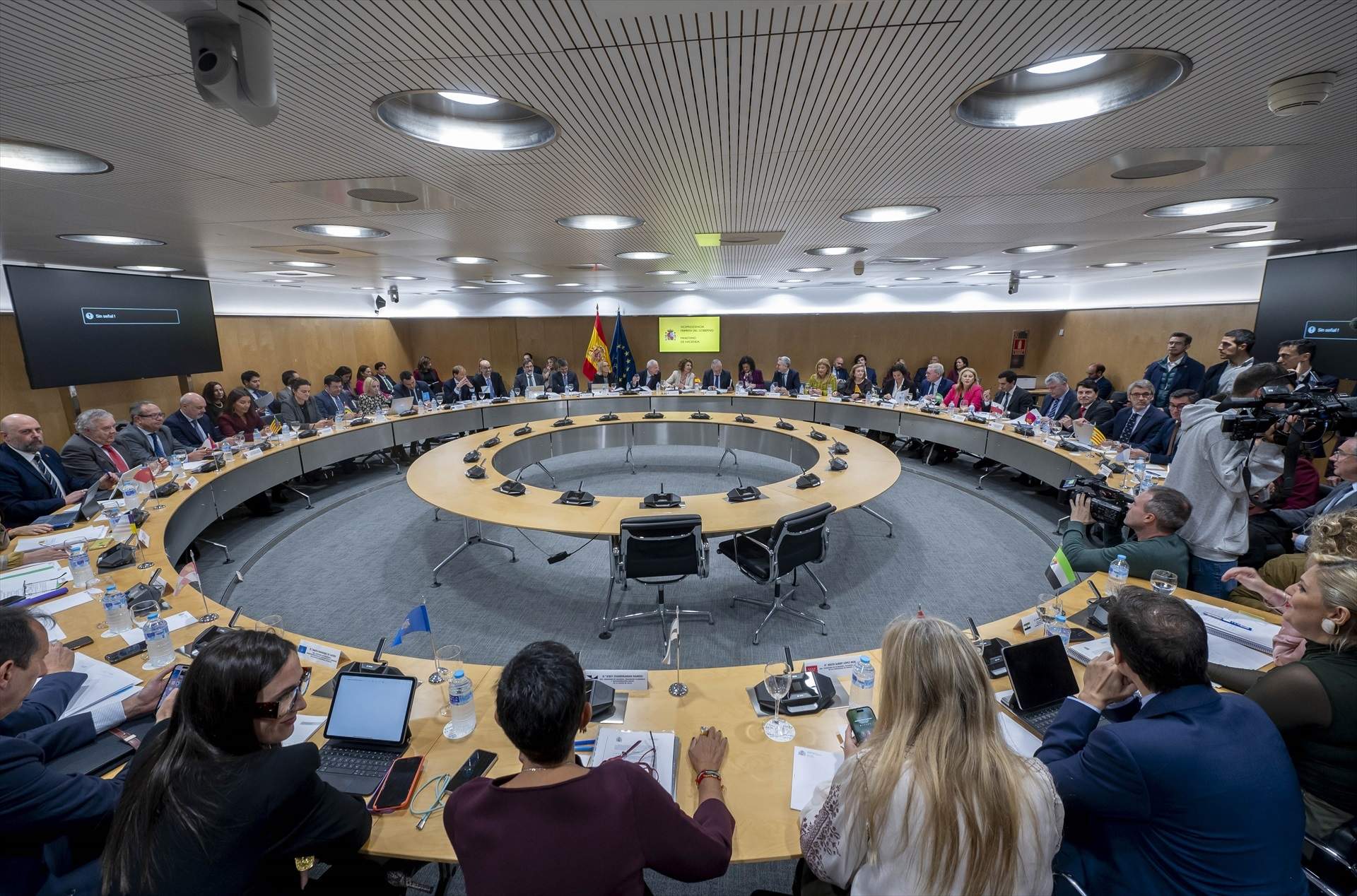 De qui és culpa que s'ajorni l'aval al nou finançament?
