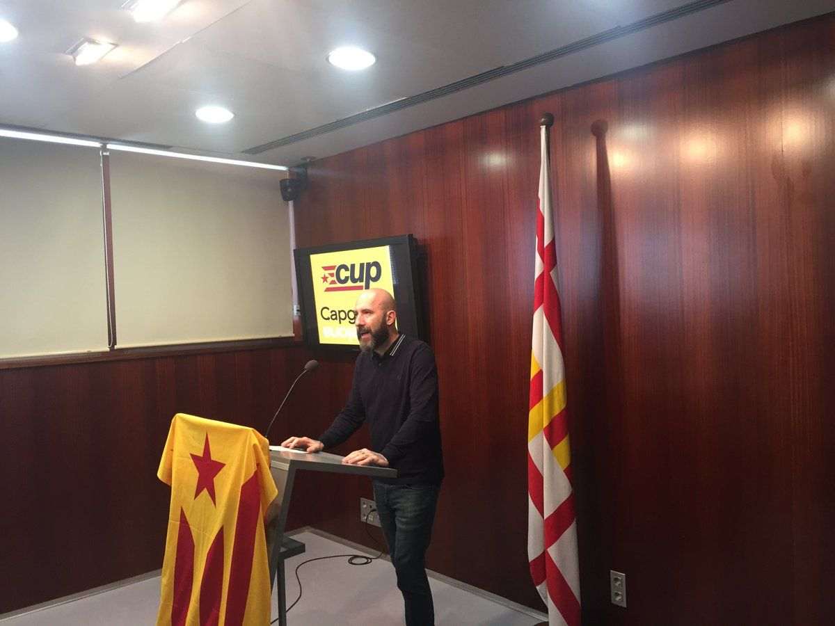 La CUP Barcelona pide retirar la bandera española del Ayuntamiento y Asens lo rechaza