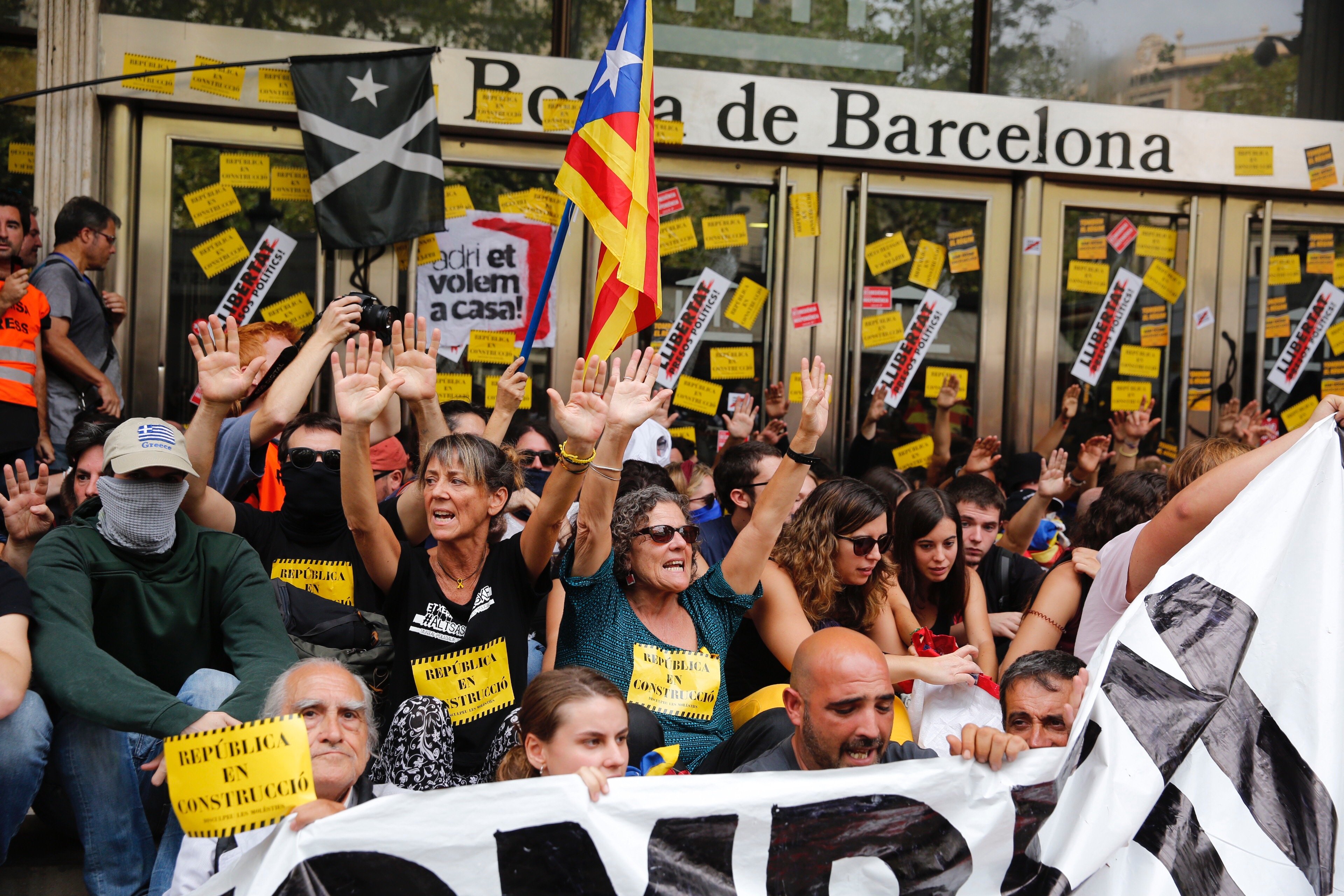 Barcelona Stock Exchange blocked by protesters who call for Torra, interior minister to resign