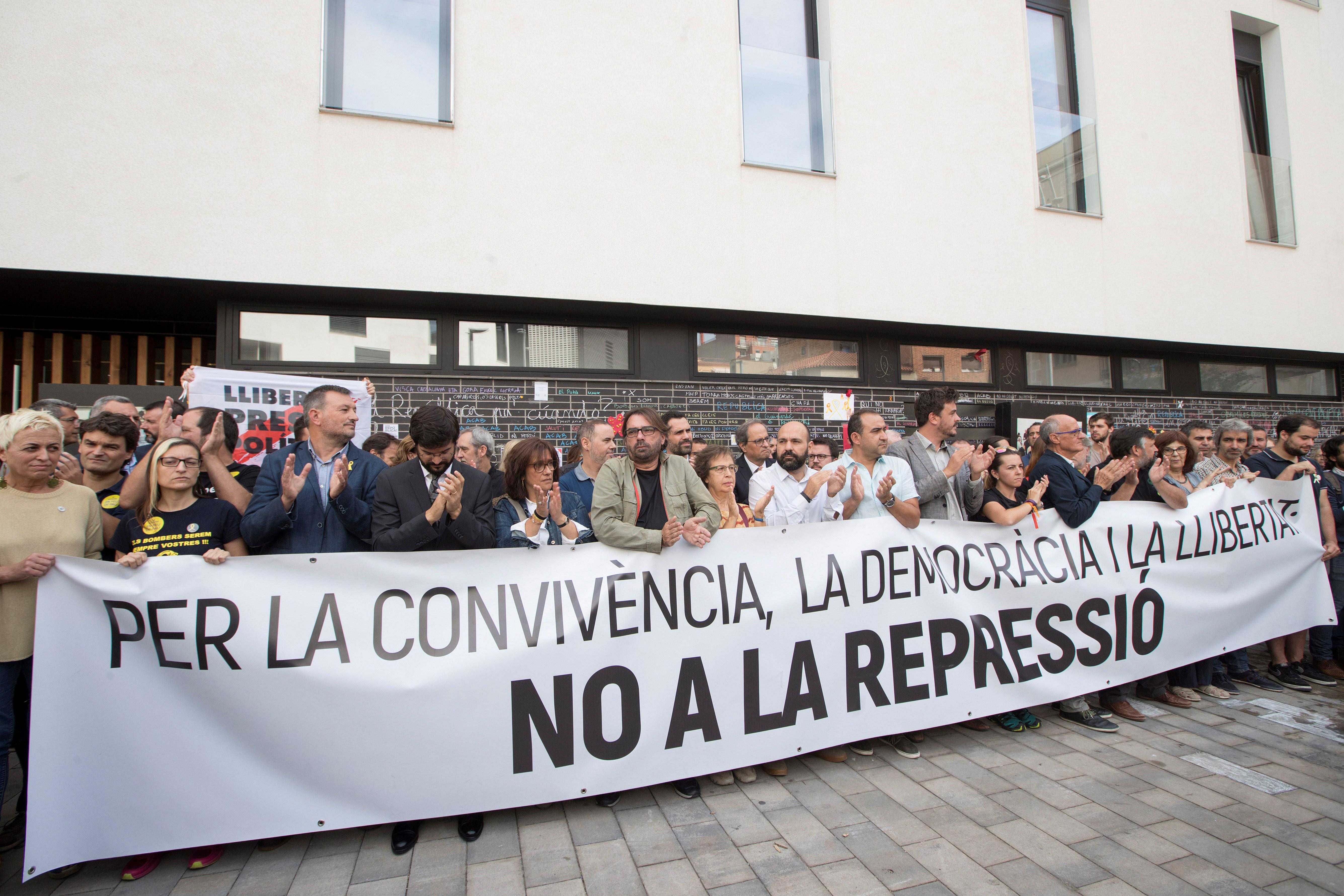 Sindicats, entitats i polítics s'uneixen per denunciar la repressió de l'1-O