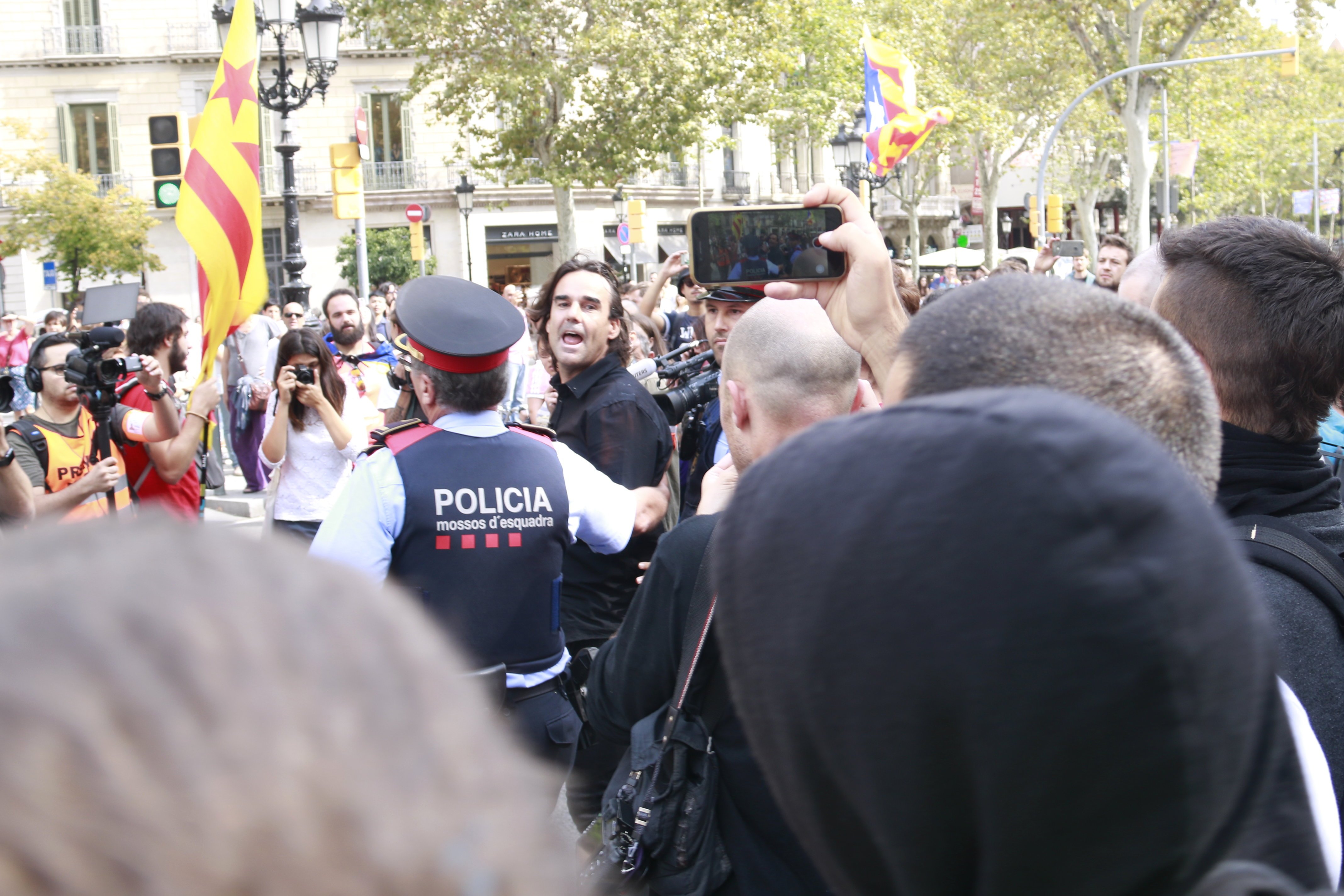 Tensión entre manifestantes y un periodista de Intereconomía delante de la Bolsa de Barcelona