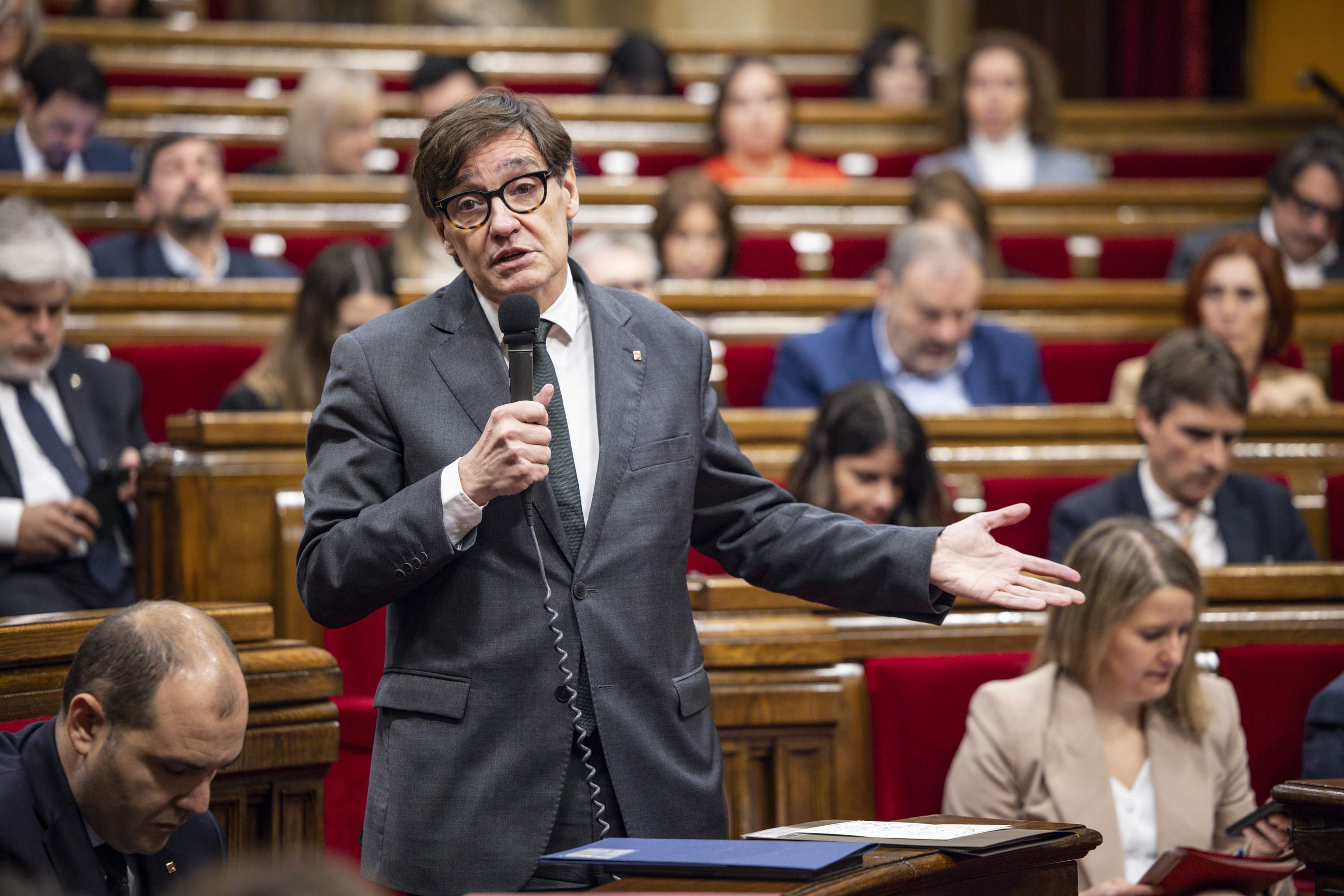 Choque por la financiación entre Illa y Junts: "¿Se conforma con la oferta del PSOE?"