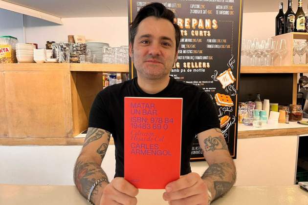 Carles Armengol con su libro en la librería +Bernat. / Foto: Cedida Carles Armengol con su libro en la librería +Bernat. / Foto: Cedida