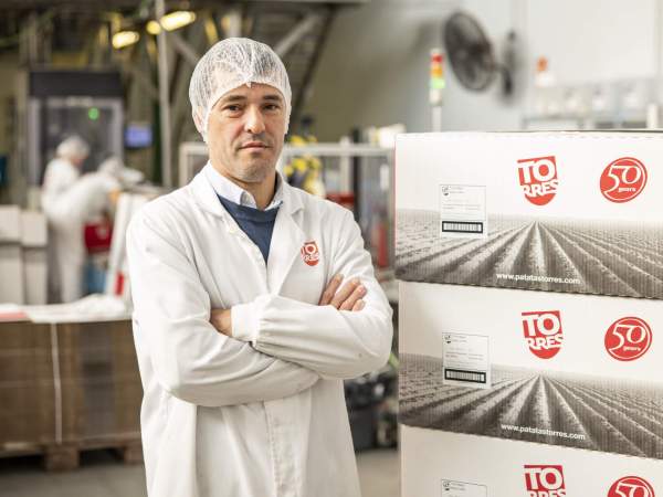 Héctor Aguilar al centre de producció de Patates Torres, a Montmeló.  / Foto: Carlos Baglietto