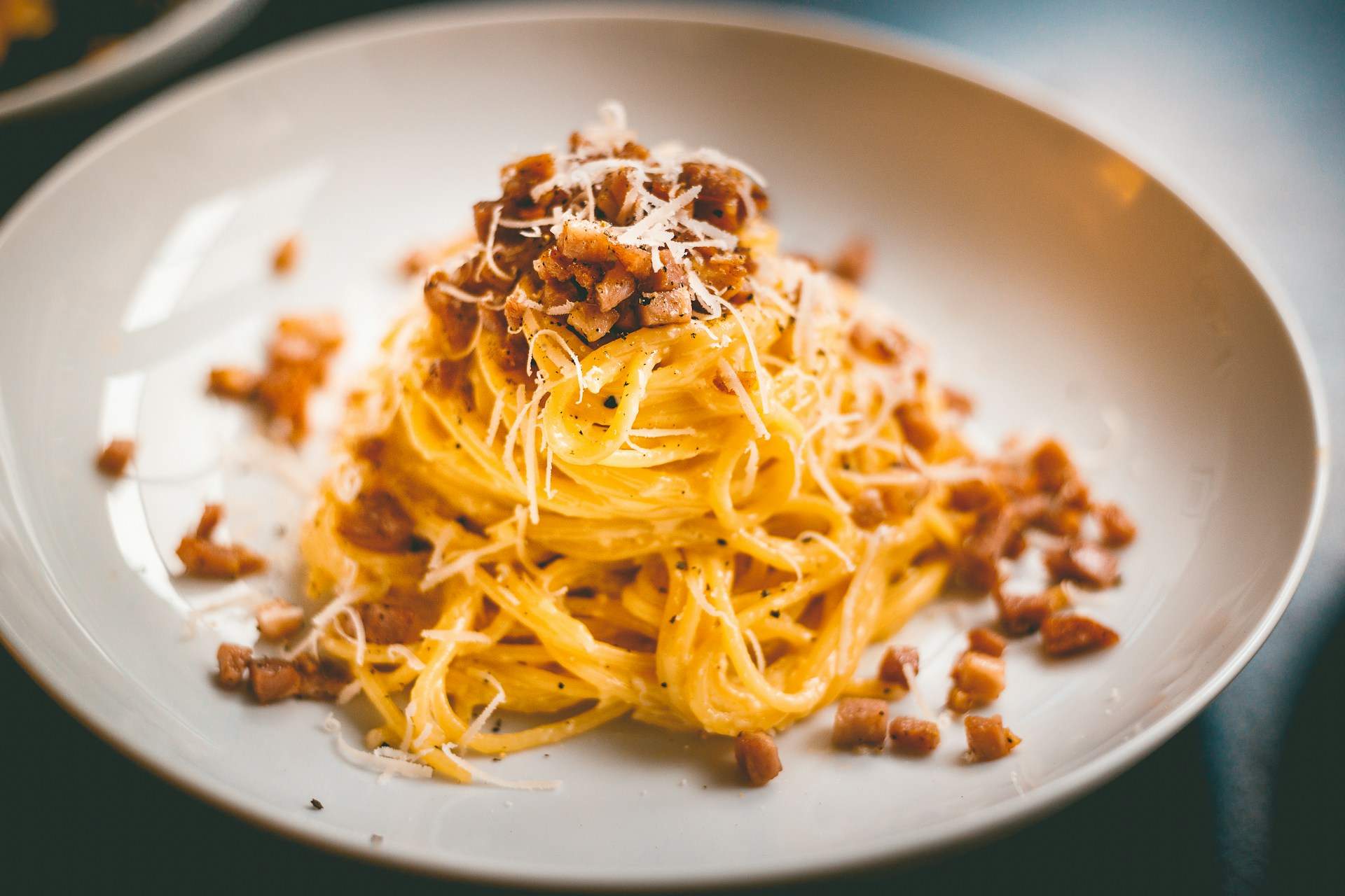 La receta de carbonara reinterpretada solo apta para atrevidos: con queso de oveja y chorizo