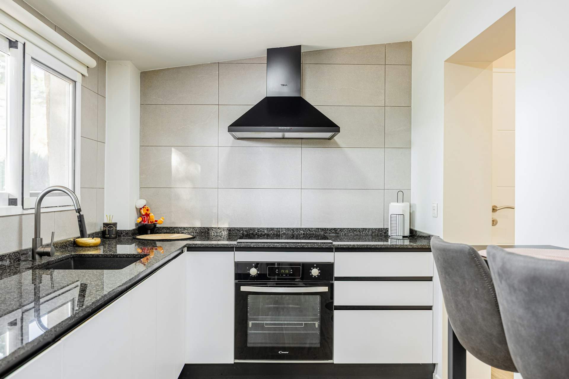 Com netejar el microones i el forn sense desllomar-te: les tècniques més eficients