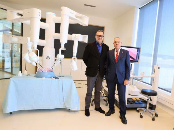 Mario Ferradosa, director de Rob Surgical, i Pere Navarro, el delegat especial de l’Estat al Consorci de la Zona Franca de Barcelona (CZFB).