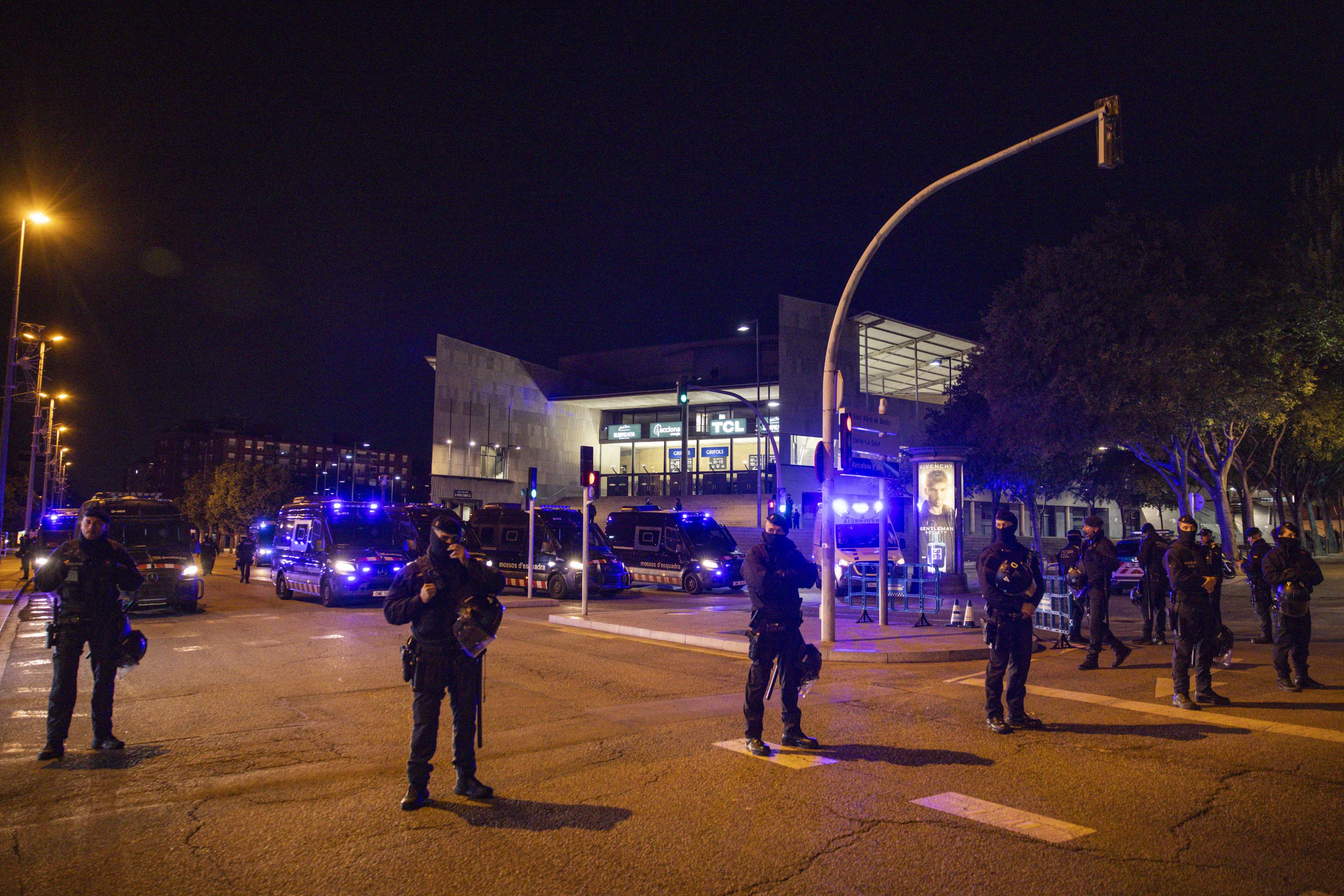 El Badalona recibe al Holon en un pabellón vacío y blindado por los Mossos para evitar el boicot pro-Palestina