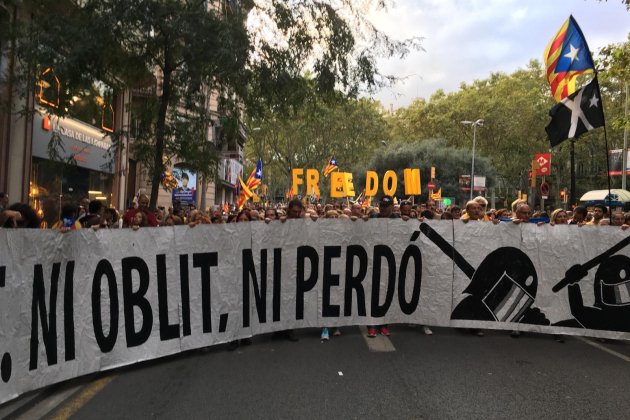 ELNACIONAL manifestacio aniversari 1-O ni oblit ni perdo Carlota Camps
