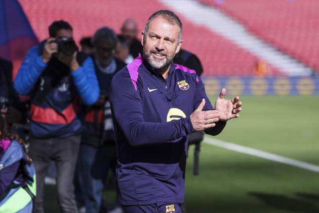 Hansi Flick aplaudeix en l'entrenament de portes obertes a l'Spotify Camp Nou / Foto: Europa Press