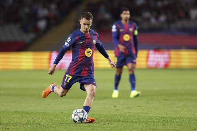 Marc Casadó efectua una passada llarga amb el Barça / Foto: Europa Press