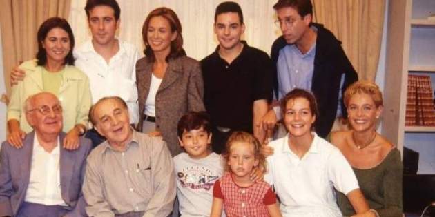 Emilio Aragón, amb la resta del repartiment de 'Médico de familia', quan ho petaven a Telecinco als anys 90 Emilio Aragón, amb la resta del repartiment de 'Médico de familia', quan ho petaven a Telecinco als anys 90