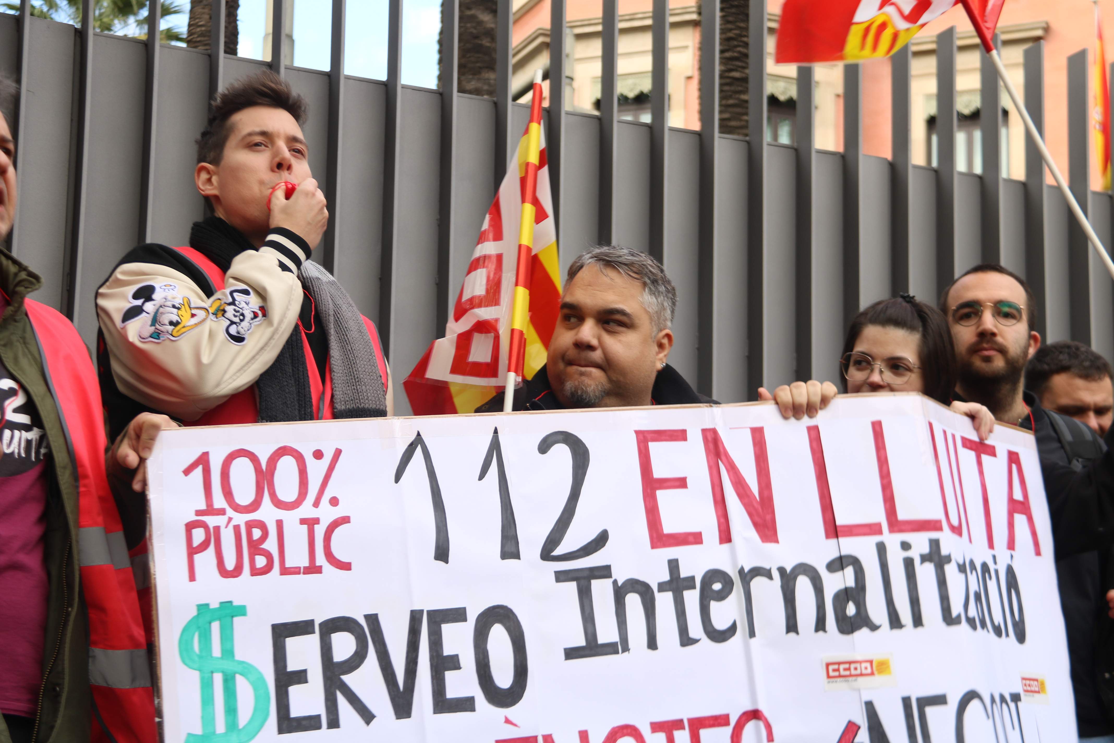 Trabajadores del 112 se manifiestan en Interior para exigir la internalización, como reclama el Parlament