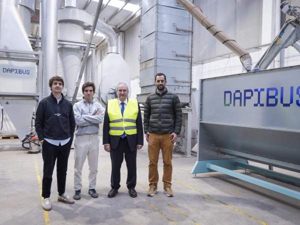 Los fundadores de Dapibus con el ministro de Industria, Jordi Hereu.