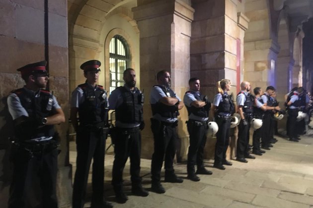 ELNACIONAL manifestació aniversari 1-O Mossos Parlament Carlota Camps