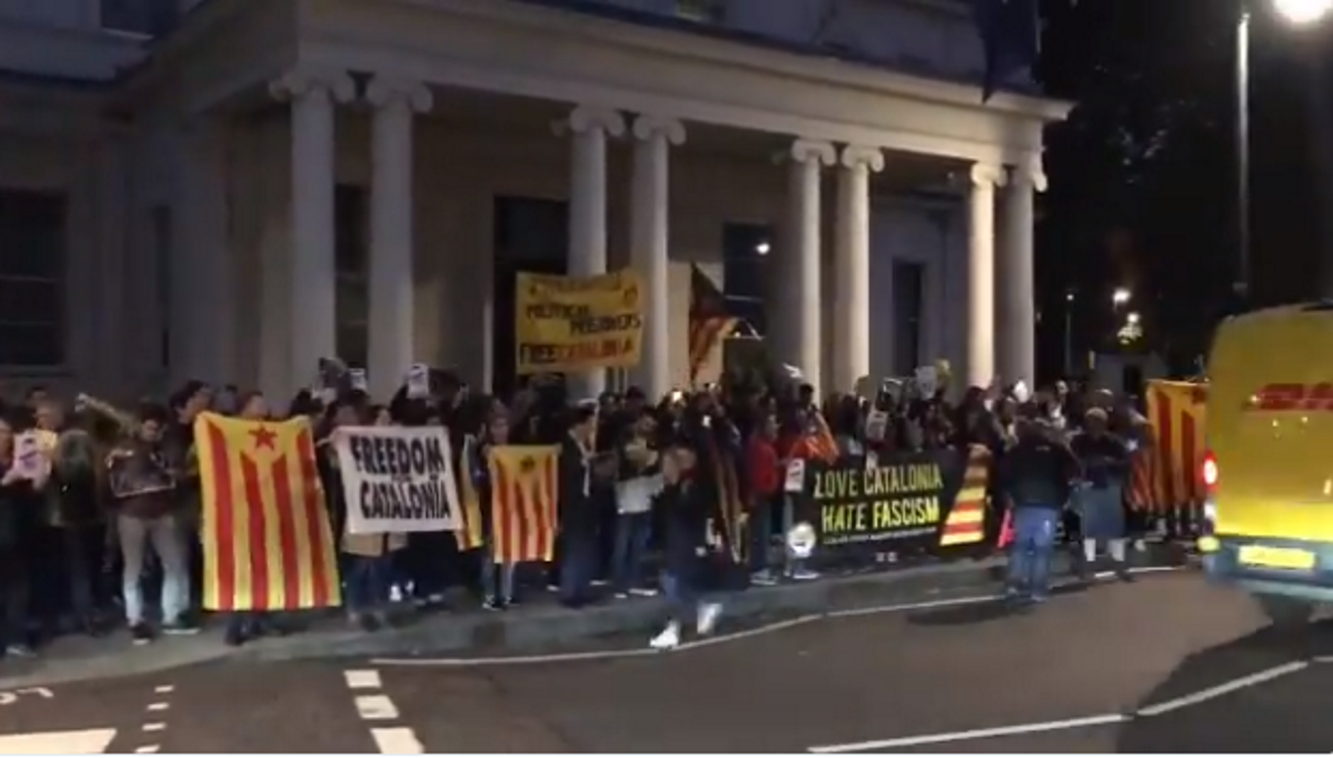 Reivindicació independentista davant l'ambaixada espanyola a Londres
