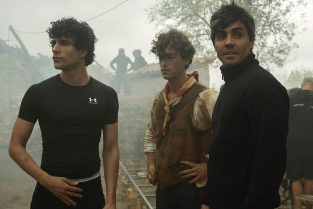 Javi Calvo, Guitarricadelafuente i Javi Ambrossi durant el rodatge de 'La bola negra' /Instagram