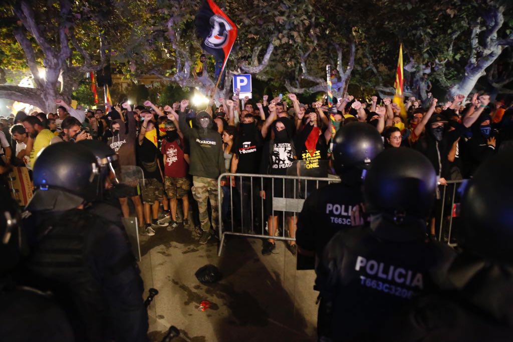 Vídeos: Los Mossos cargan contra los manifestantes en las puertas del Parlament