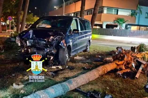 Coche de Cayetano Rivera tras el accidente  X Bomberos Alcalá de Guadaira