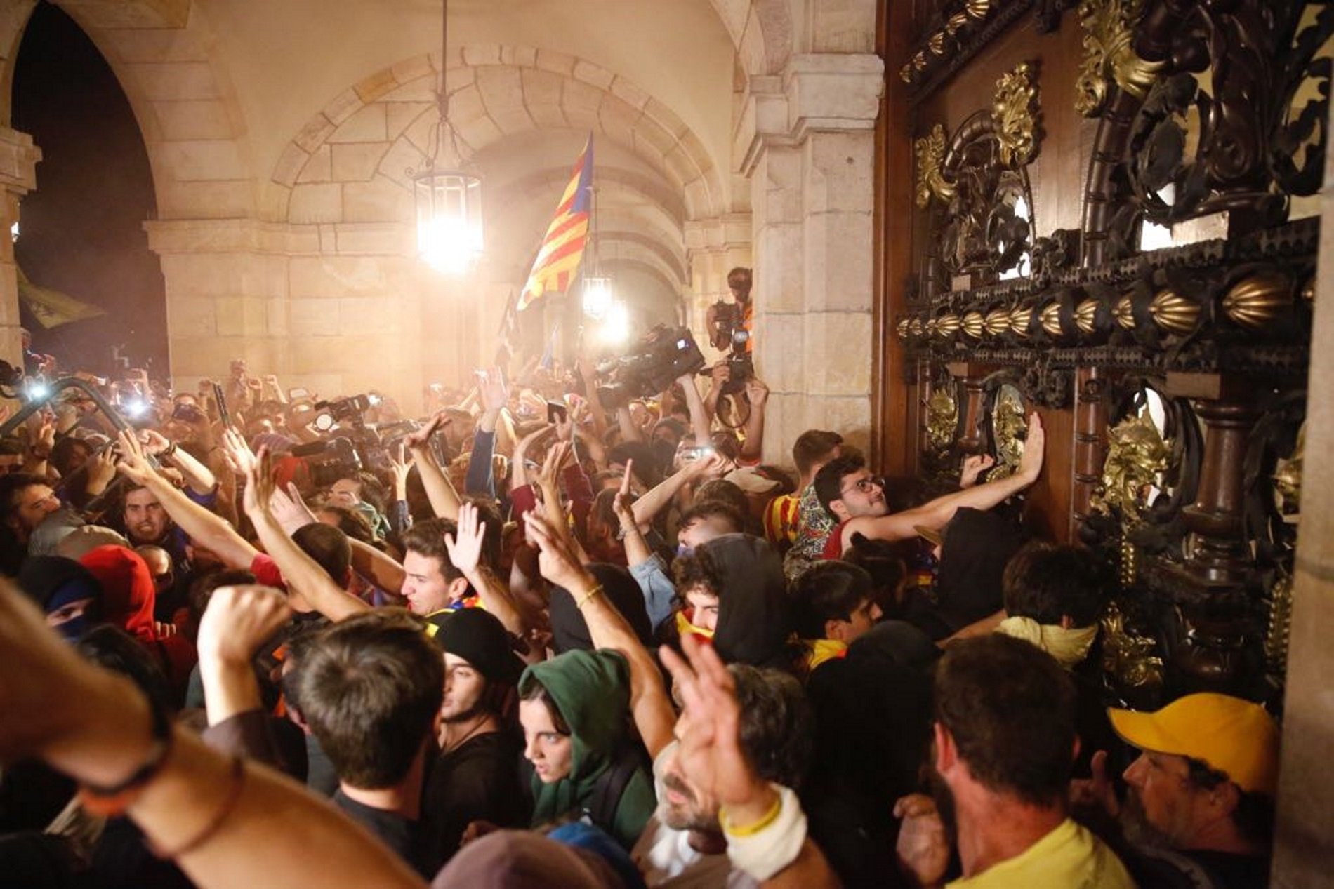 Tension between Catalan police and protesters trying to enter the Parliament