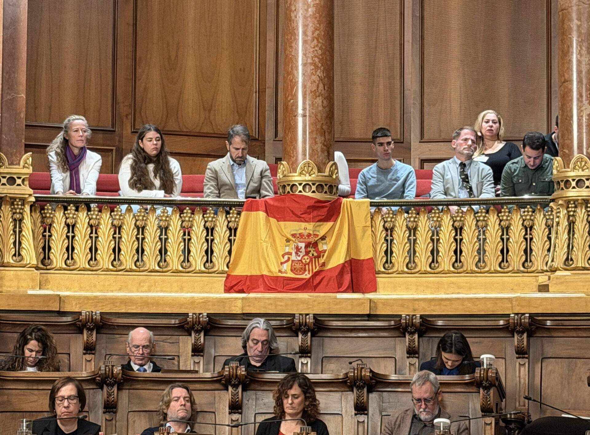 Vox penja una bandera espanyola a la sala de plens de l’Ajuntament de Barcelona i es nega a retirar-la