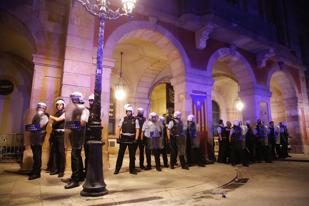 Els Mossos desallotgen les portes del Parlament