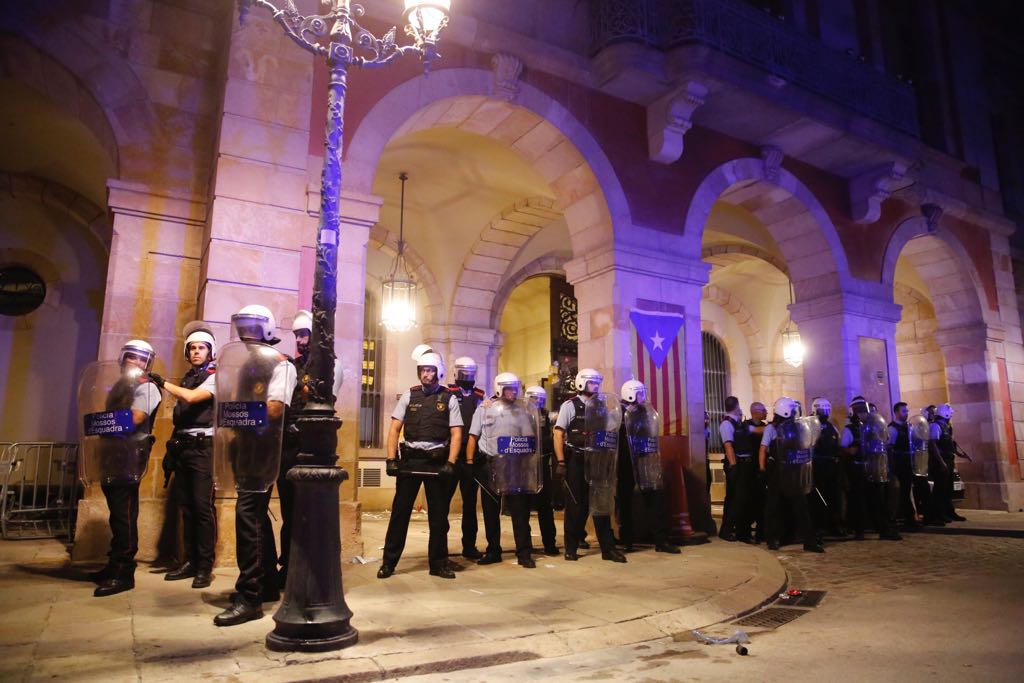 Los Mossos desalojan las puertas del Parlament