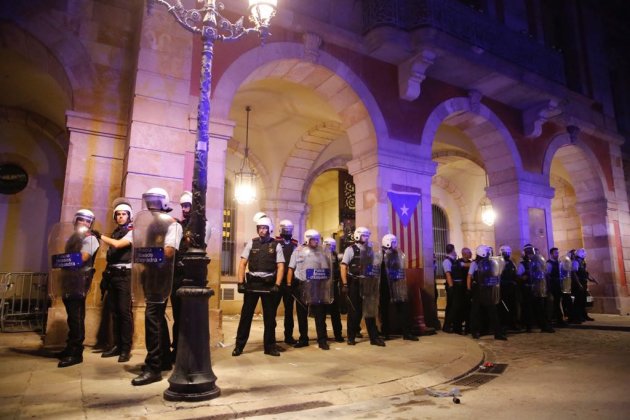 ELNACIONAL Mossos surten del Parlament - sergi Alcazar