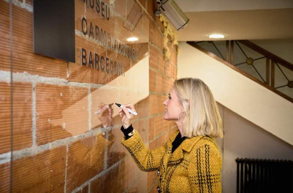 Judit Mascó signa a la paret de la recepció del cinema, foto cedida Judit Mascó signa a la paret de la recepció del cinema, foto cedida