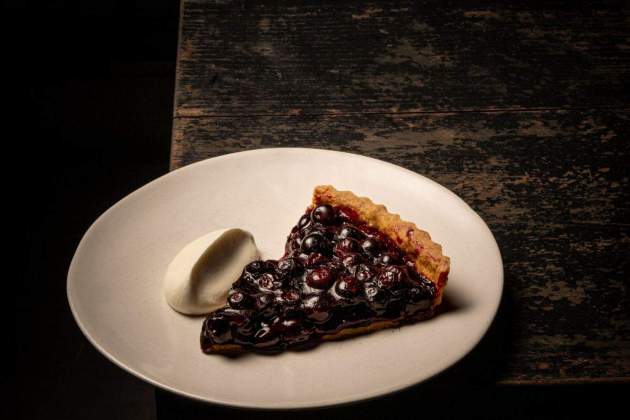 Pastel de arándanos del restaurante Brabo. / Foto: Cedida