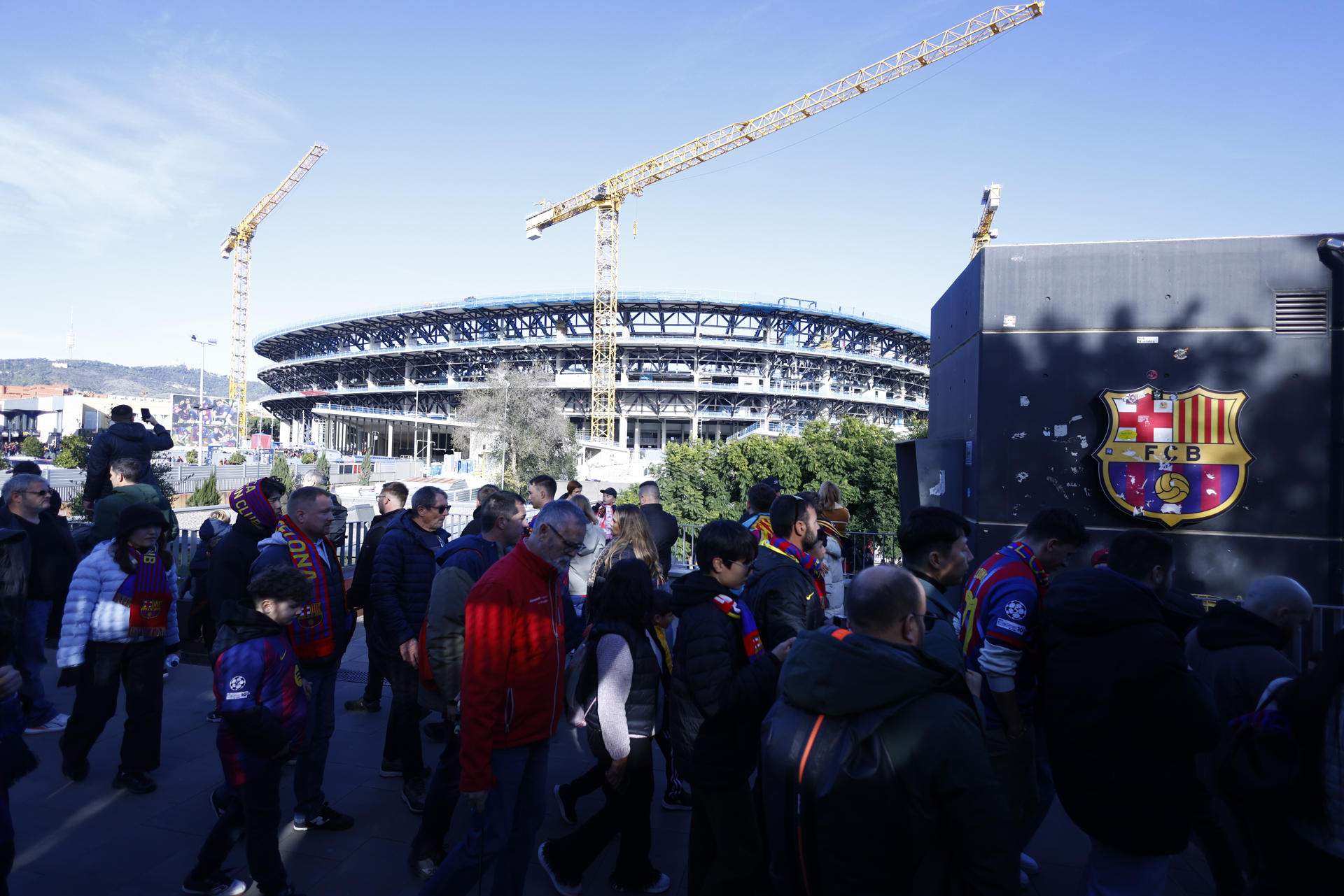 Aficionats blaugrana entrant al nou Camp Nou