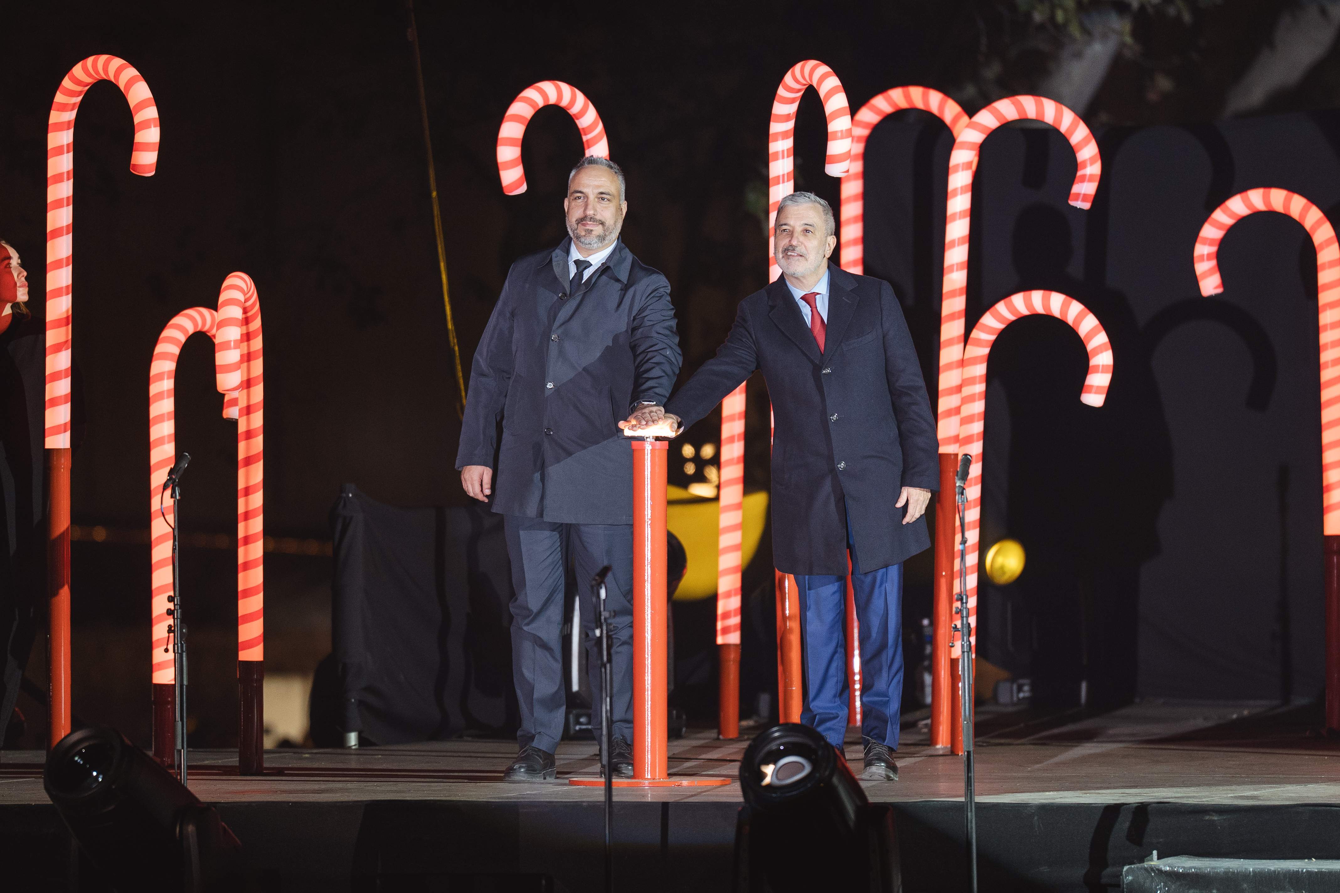 La Navidad ya ilumina Barcelona: Collboni y el alcalde de Belén protagonizan el acto de encendido de luces