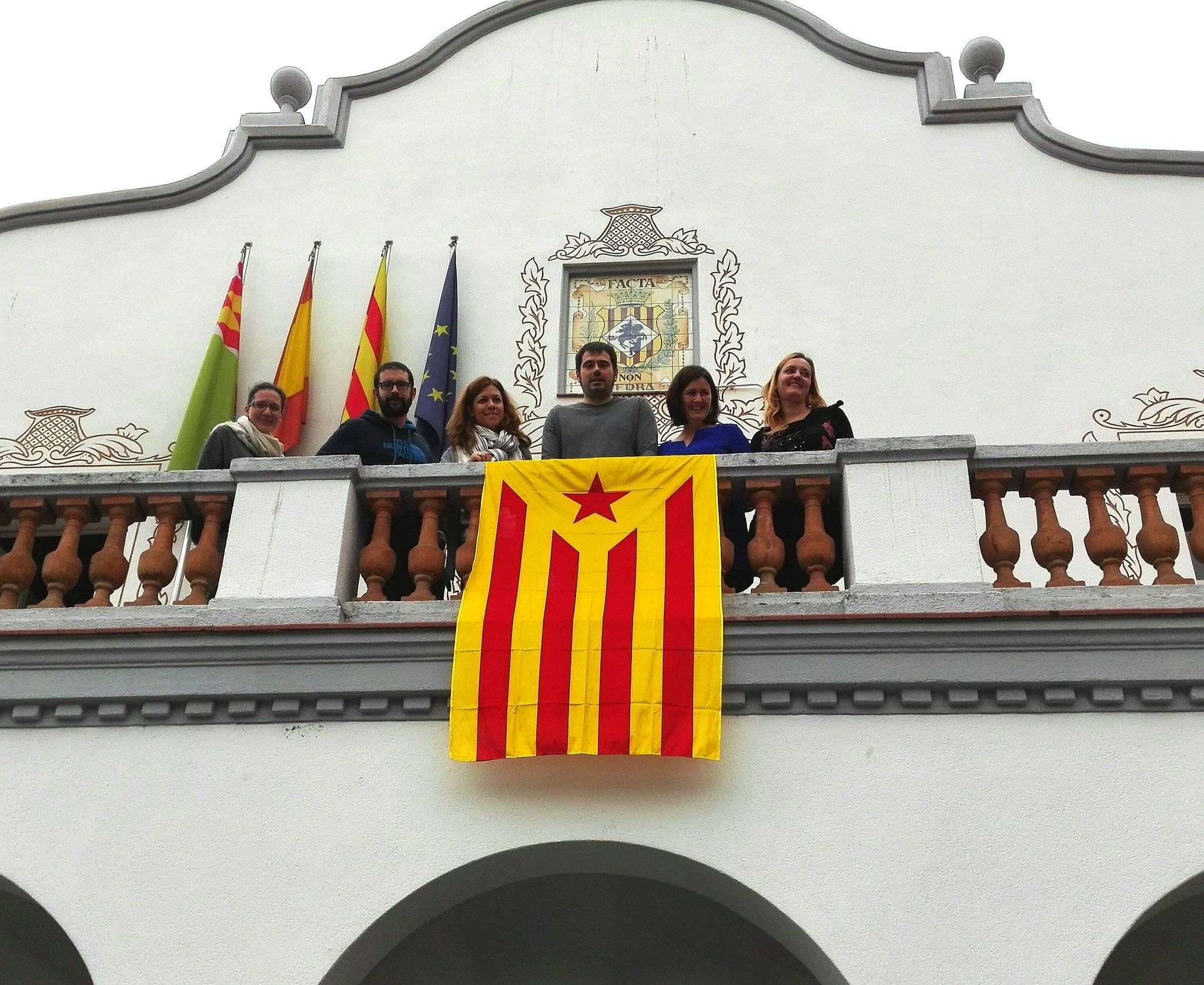 Varios ayuntamientos cuelgan la estelada en apoyo a Venturós