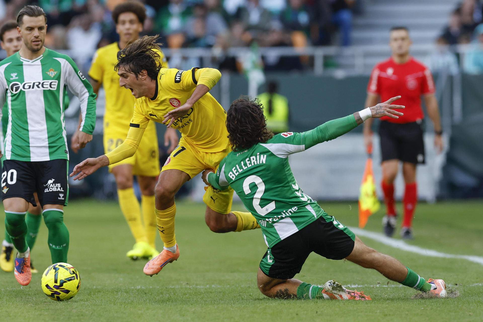Un Girona de més a menys resisteix contra el Betis i suma un valuós punt a La Cartuja (1-1)