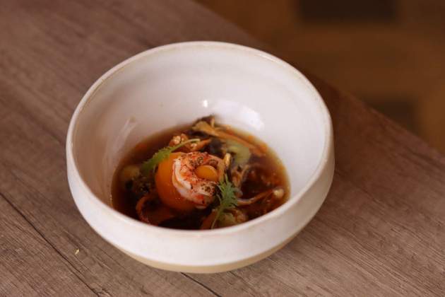 Yema de huevo con gamba, trufa y consomé de setas del restaurante Can Xapes. / Foto: Jordi Àvila Yema de huevo con gamba, trufa y consomé de setas del restaurante Can Xapes. / Foto: Jordi Àvila