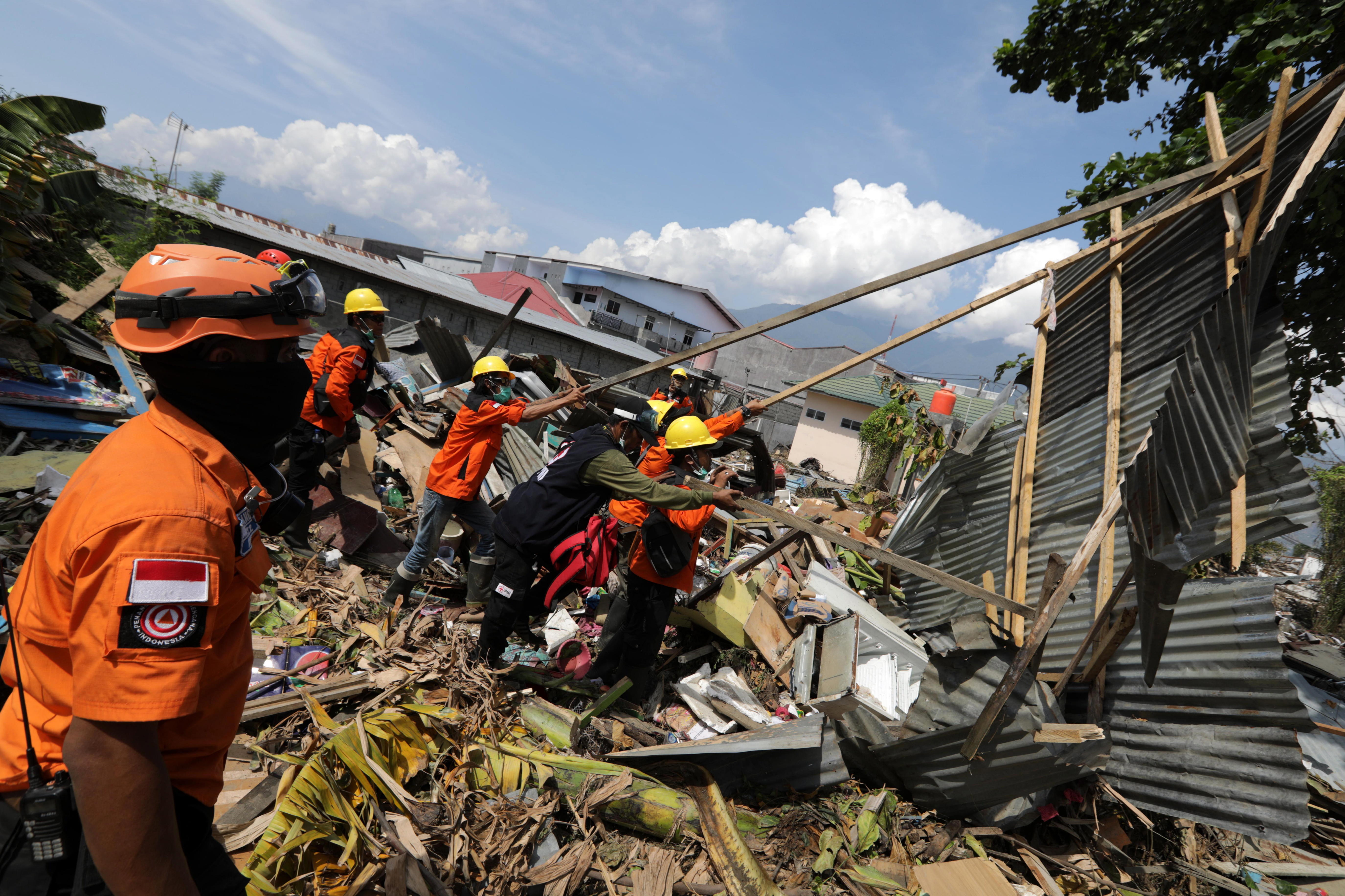 Tràgic balanç del tsunami a Indonèsia: més de 1.200 morts