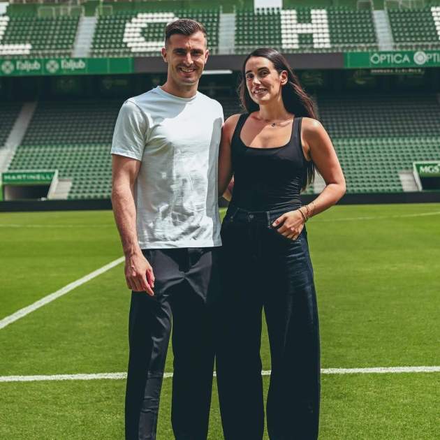 Iñaki Peña, porter de l'Elx, amb la seva parella, Claudia   Instagram