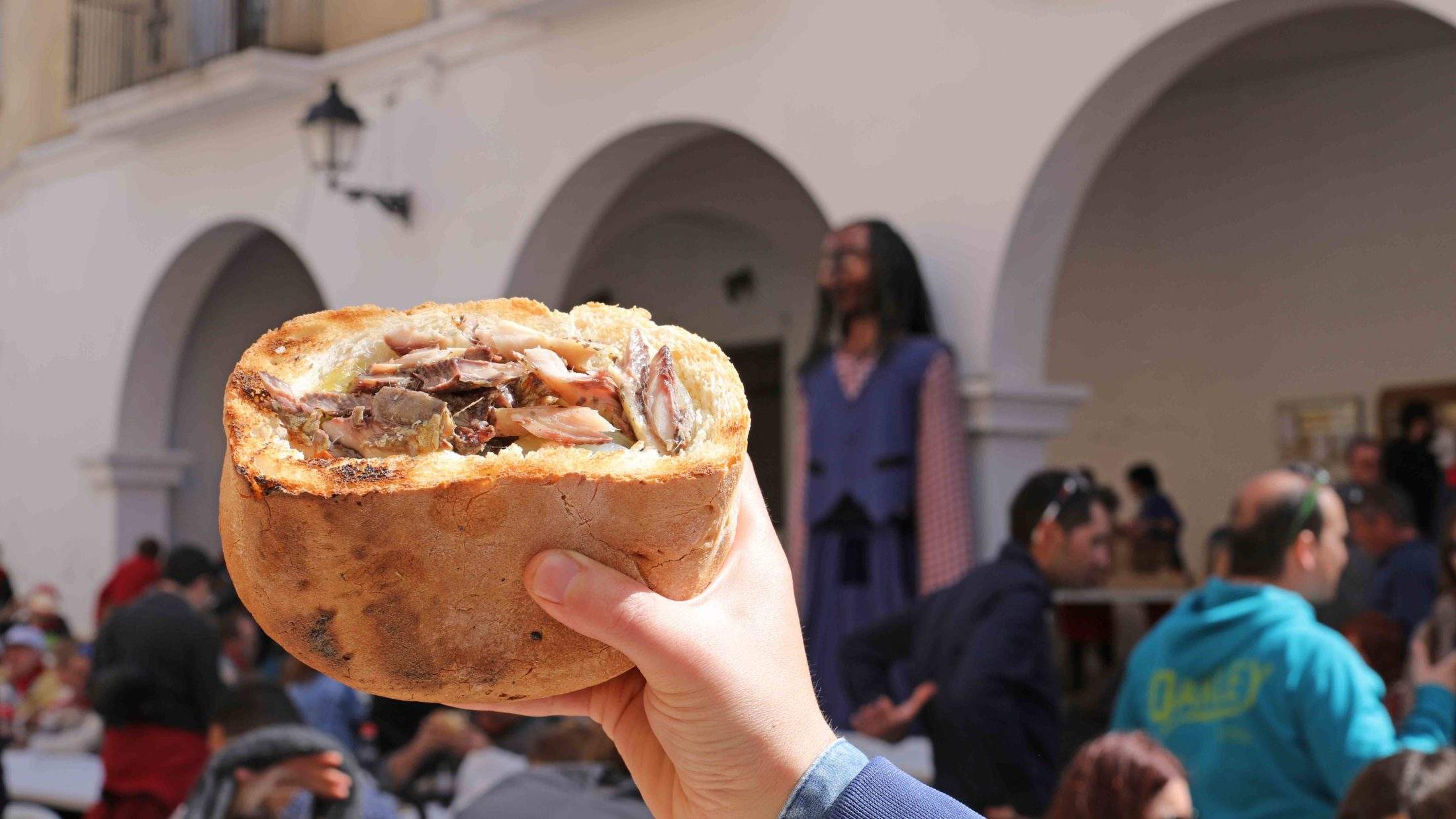 El bocado ancestral con sardina que encendía las jornadas de los payeses de la Ribera d’Ebre