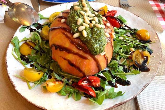 Ensalada de burrata del restaurante Poppy 80's. / Foto: Oriol Foix Ensalada de burrata del restaurante Poppy 80's. / Foto: Oriol Foix