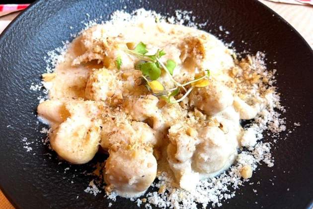 Raviolis de queso, pera y nueces del restaurante Poppy 80's. / Foto: Oriol Foix Raviolis de queso, pera y nueces del restaurante Poppy 80's. / Foto: Oriol Foix