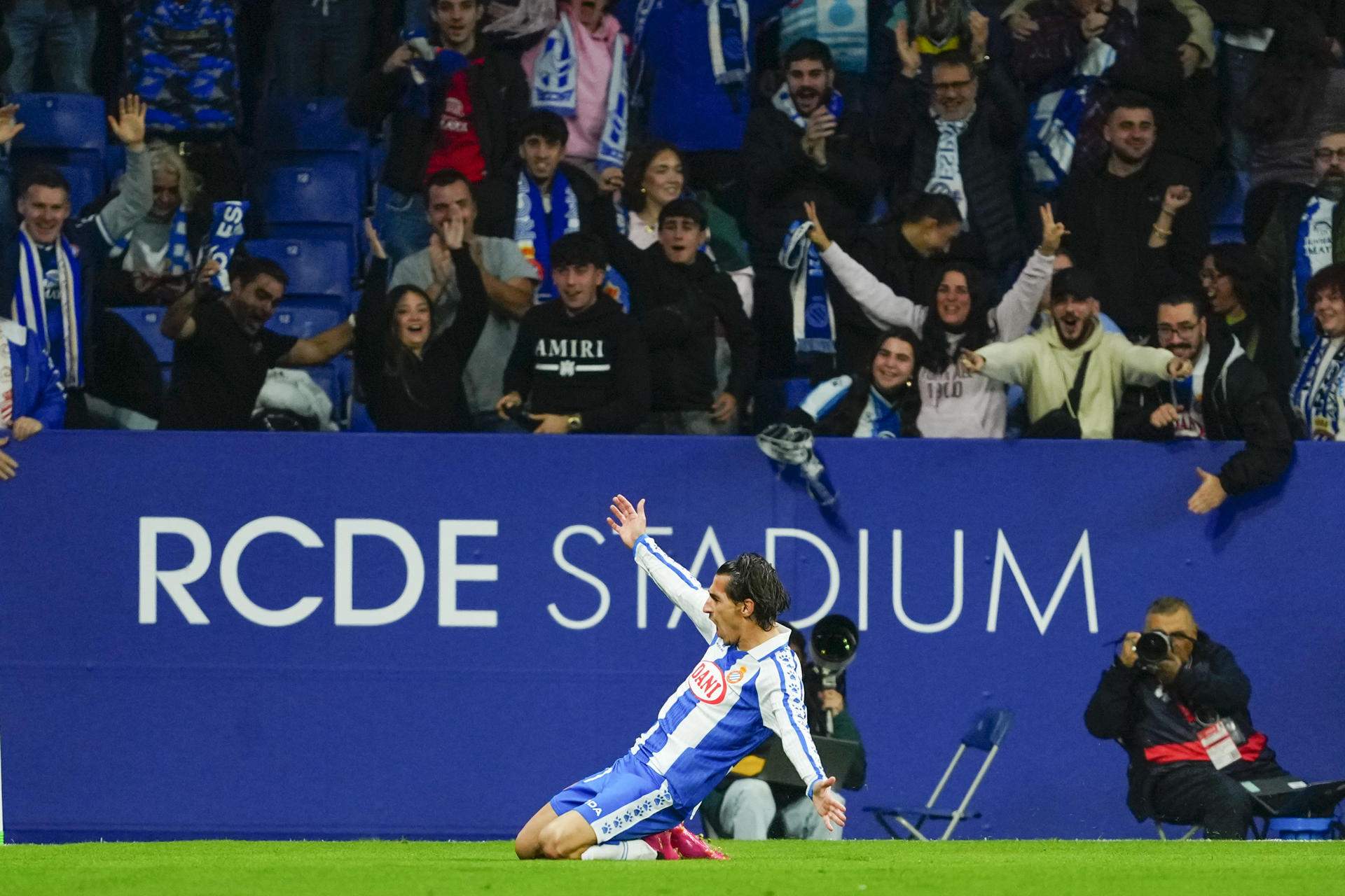 Un Espanyol ple de coratge desarma el Sevilla (2-1) per mantenir-se en el núvol d'Europa