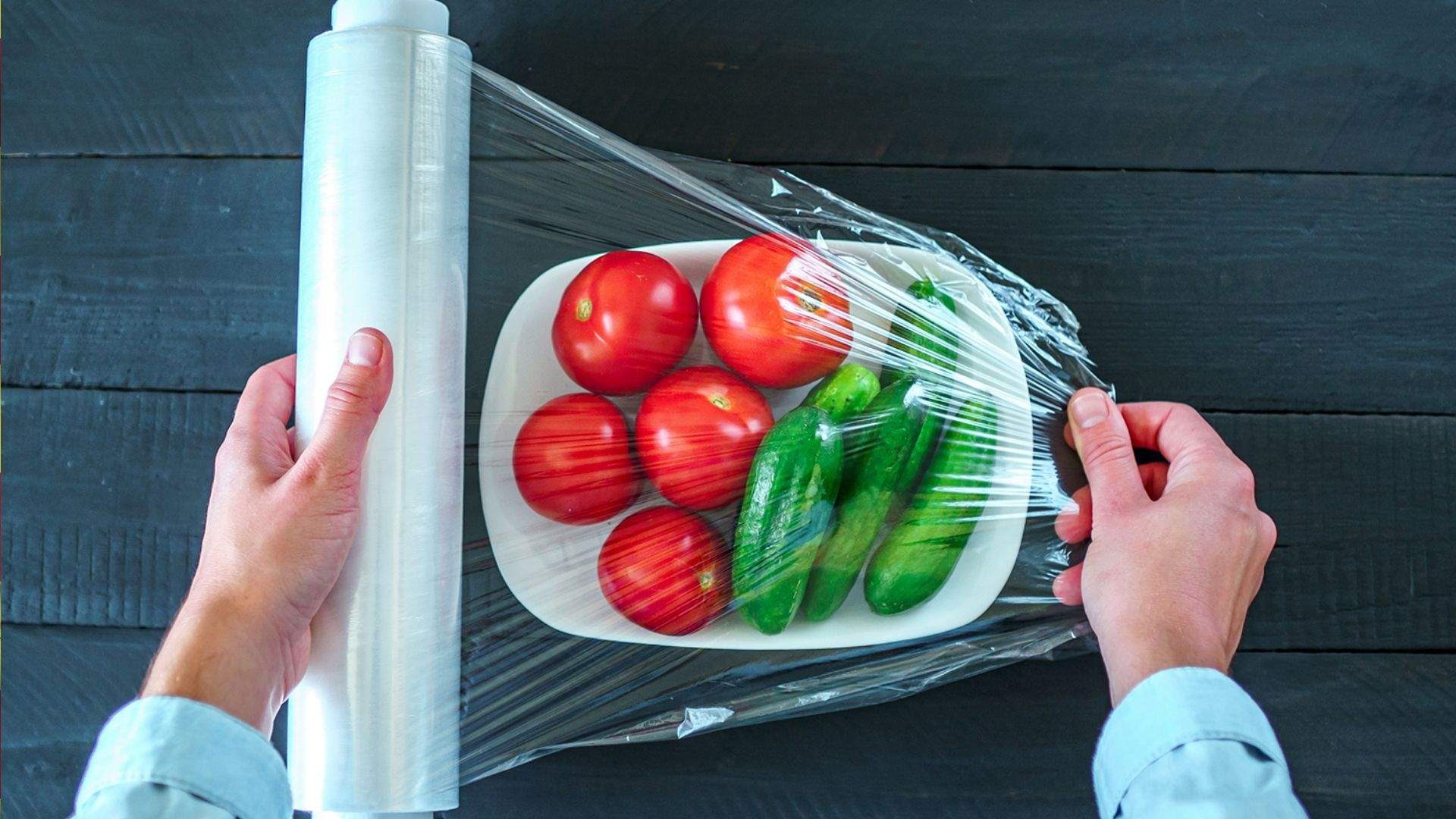 Pon el film transparente en la nevera: el truco que te ayudará a despegarlo sin problema