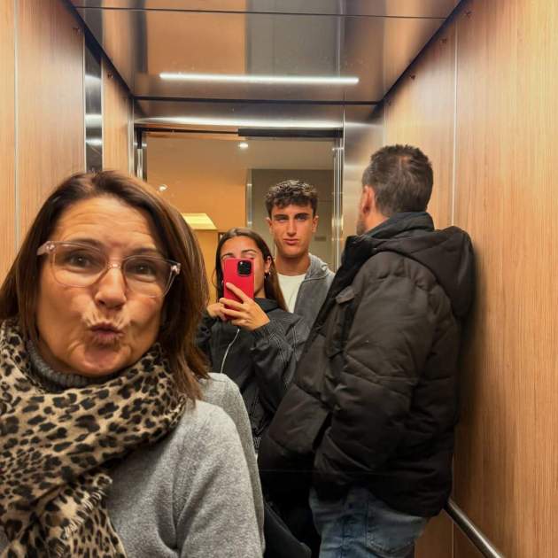 El 'selfie' de Jana Fernández amb els seus pares i el seu germà / Instagram