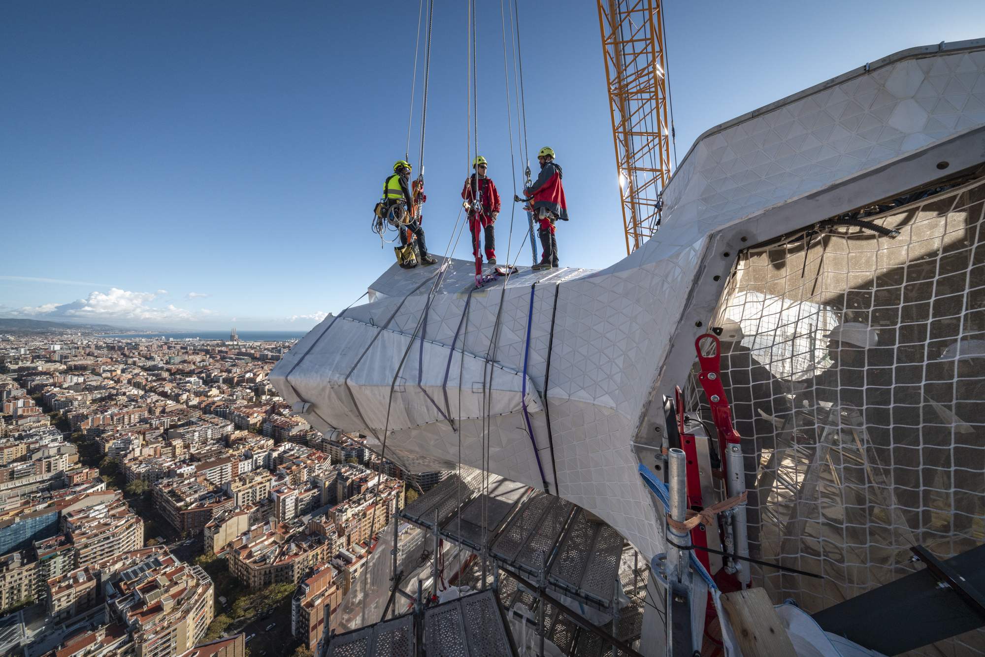 La cruz que corona la Sagrada Familia toma forma: colocado el primer brazo horizontal