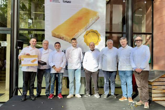 Ganador y jurado del premio a Mejor Turrón Artesano de Crema del Estado. / Foto: Gremi de Pastisseria de Barcelona Ganador y jurado del premio a Mejor Turrón Artesano de Crema del Estado. / Foto: Gremi de Pastisseria de Barcelona