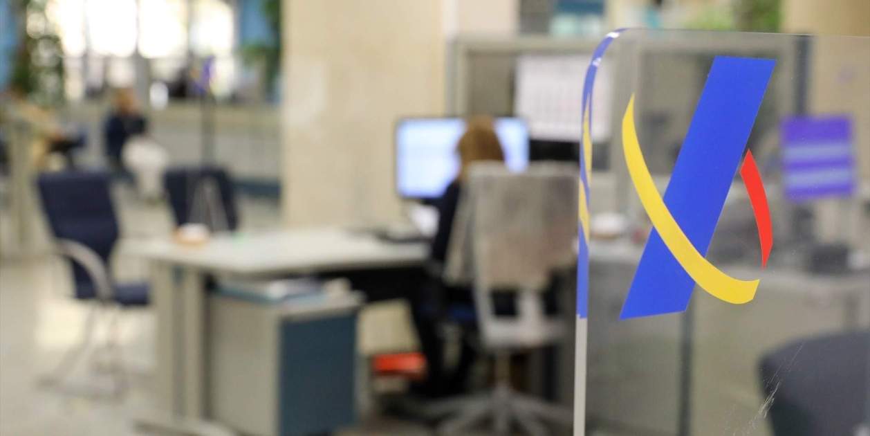 EuropaPress 6823181 foto archivouna empleada trabaja oficina agencia tributaria