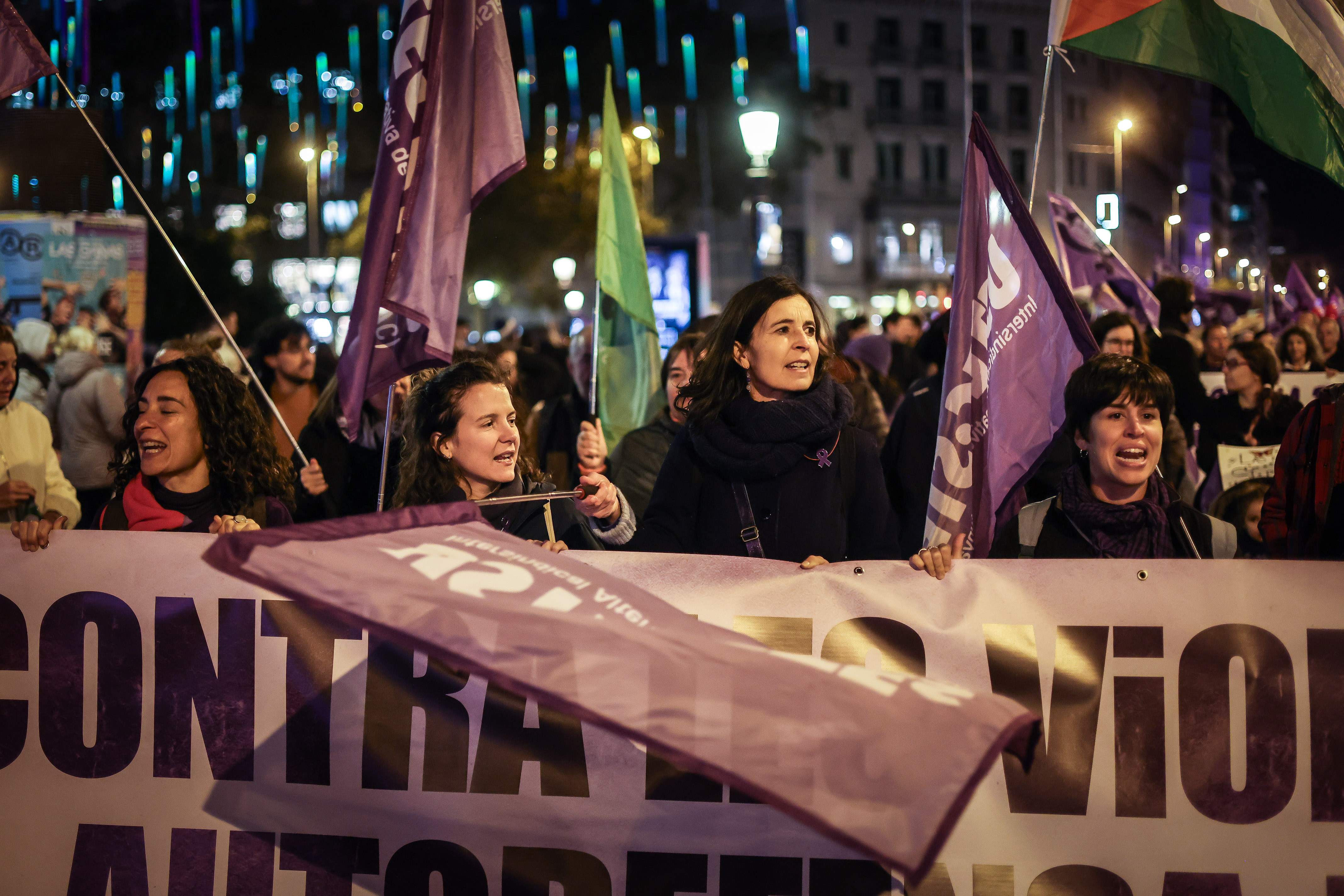 La manifestación por el 25N concentra a cientos de personas en Barcelona contra las violencias machistas